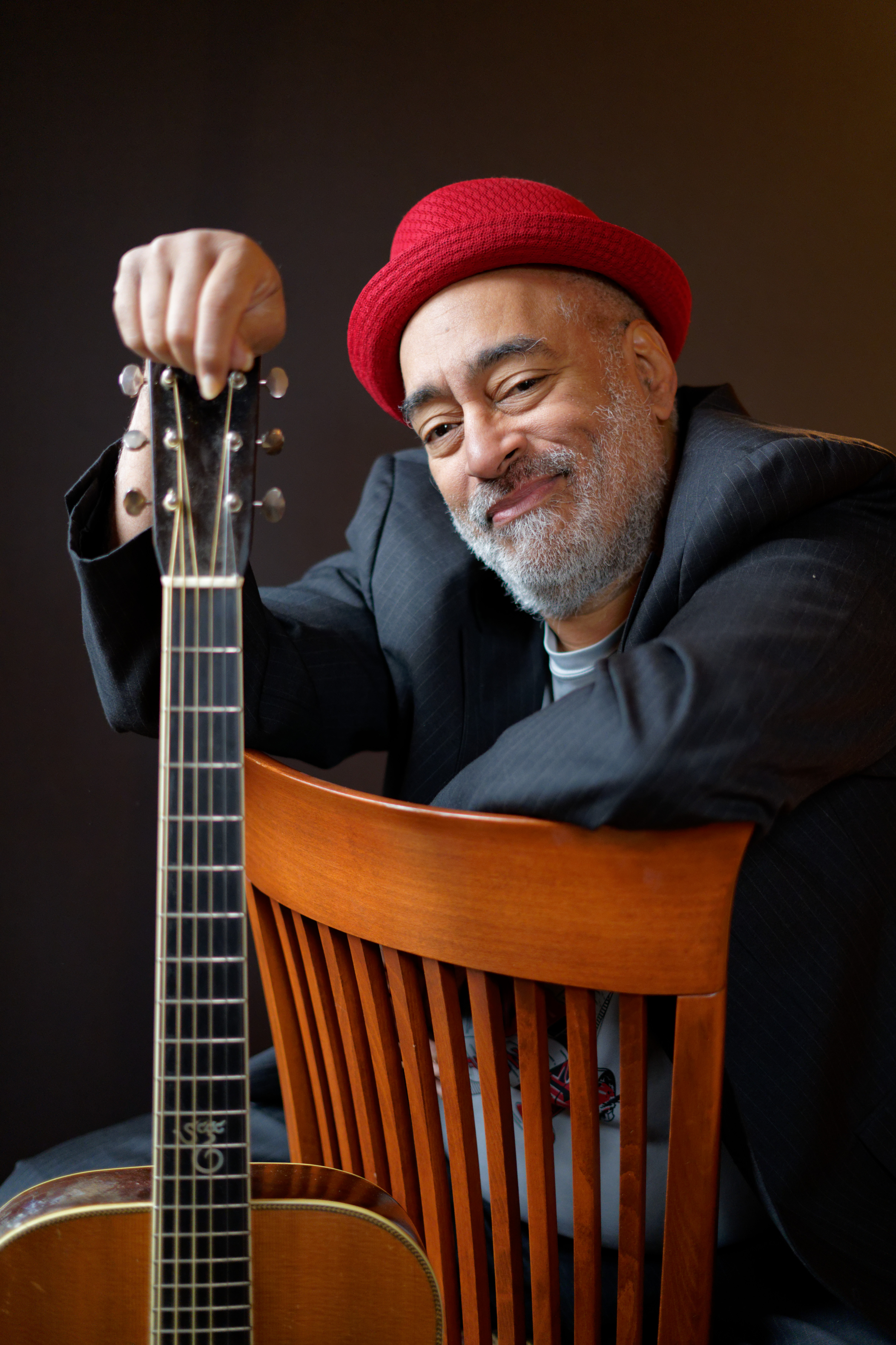Vance Gilbert holding guitar stock