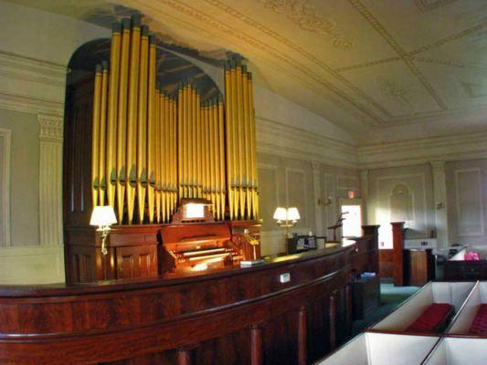 Organ-on-raised-platform-with-low-enclosure-wall