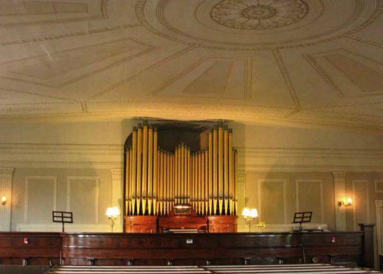 Trompe-l&#039;oeil-painted-ceiling-caps-organs-beautiful-setting